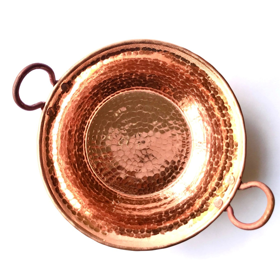 Mexico 1492: a magnifiscent shine of the copper cazo (pot), handmade by Michoacan master coppersmiths, carrying the tradition of their great-great grandfathers, since before the times of the conquest of Mexico. 