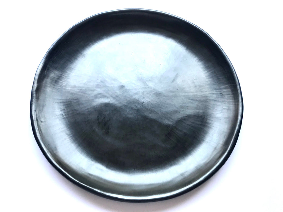 A dream of every top chef - a dinner plate that sets the right stage for presenting their works of art, without competing for attention. Well, maybe a bit of attention, because who would not notice these beauties made out of shiny, black clay from Oaxaca.   D28cm (11")