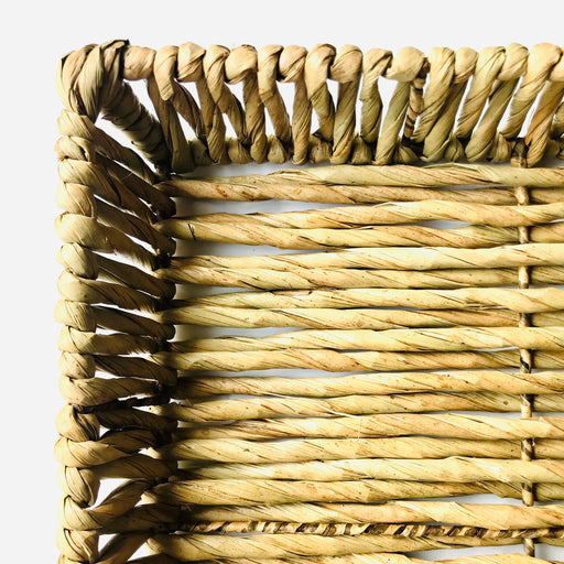 Mexico 1492 - A stunning tray made of chuspata fiber (bulrush) by skillful Michoacán artisans. The thick bulrush cords, woven around a metalic frame, offer a comfortable, rich, full texture of this beautiful, natural piece of craft.