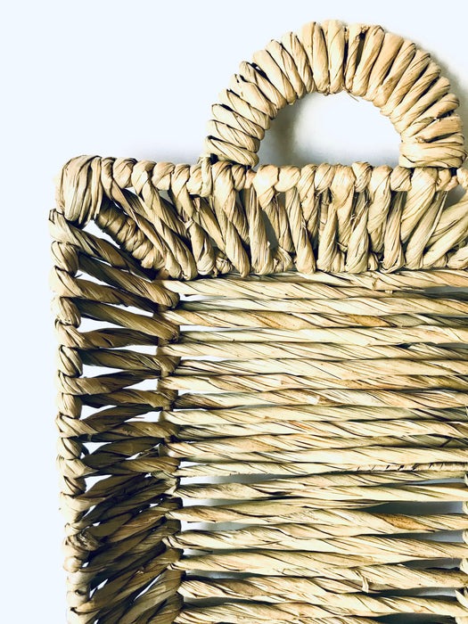 Mexico 1492 - stunning tray with handles made of chuspata fiber (bulrush) by skillful Michoacán artisans. The thick bulrush cords, woven around a metalic frame, offer a comfortable, rich, full texture of this beautiful, natural piece of craft.