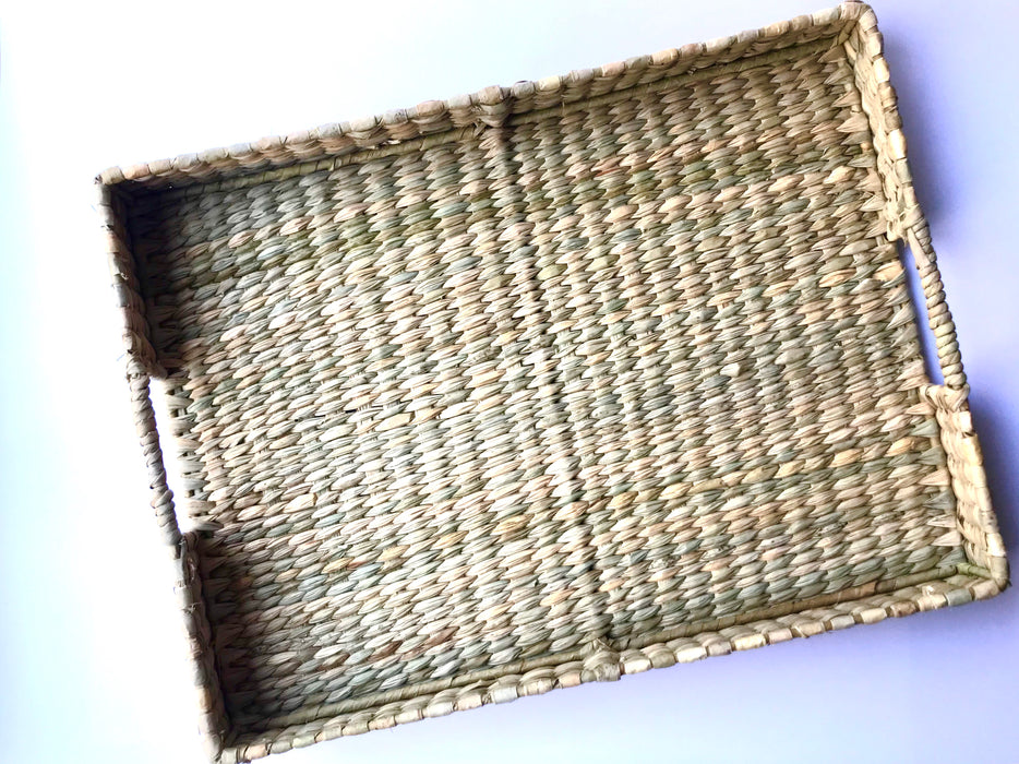 Mexico 1492: Woven skillfully by Michoacán artisans, using the chuspata (bulrush) fiber and the metallic frame that provides firmness. Ideal for a breakfast in bed or serving hot cup of coffee on a sofa in the afternoon, it brings an aroma and the feel of tropical plantations to any home around the world. Available in Large and Medium size.