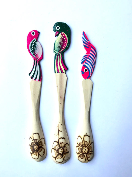 Mexico 1492 - Perfect for serving salsa or mixing drinks. Colorful, hand-painted, with the bird pattern, this basic Oaxacan utensil, so simple in function but so rich in visual effect, enlightens your reunions like no other spoon can. Version with an engraved flower at the back of the spoon. 