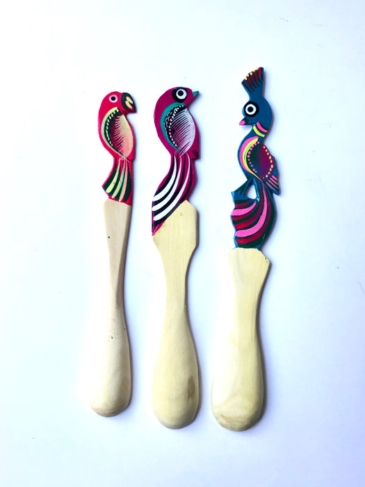 Mexico 1492 - Perfect for serving salsa or mixing drinks. Colorful, hand-painted, with the bird pattern, this basic Oaxacan utensil, so simple in function but so rich in visual effect, enlightens your reunions like no other spoon can. Smooth. 