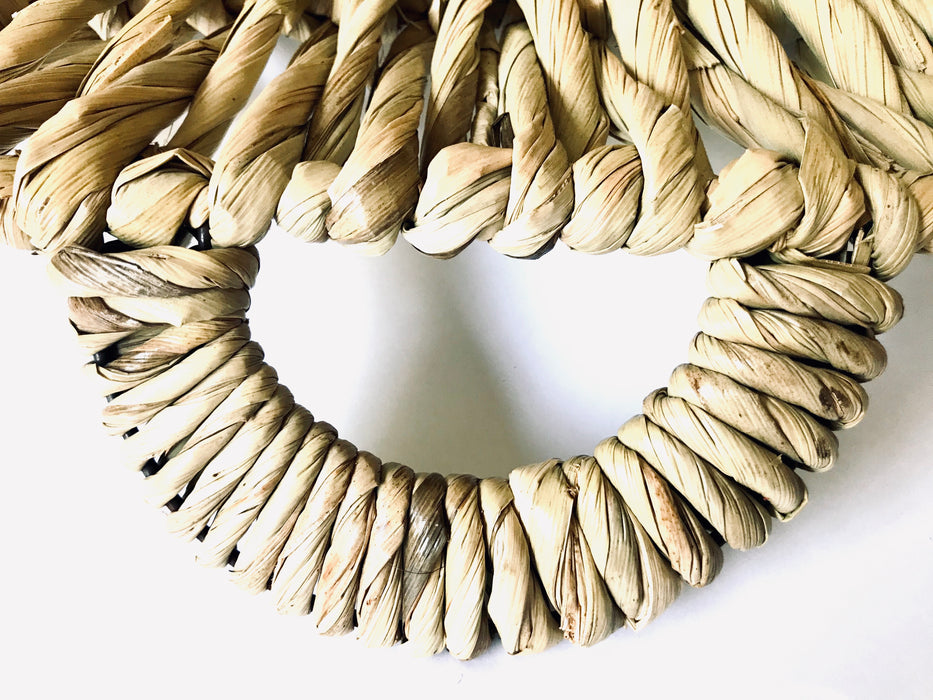 Mexico 1492 - stunning tray with handles made of chuspata fiber (bulrush) by skillful Michoacán artisans. The thick bulrush cords, woven around a metalic frame, offer a comfortable, rich, full texture of this beautiful, natural piece of craft.
