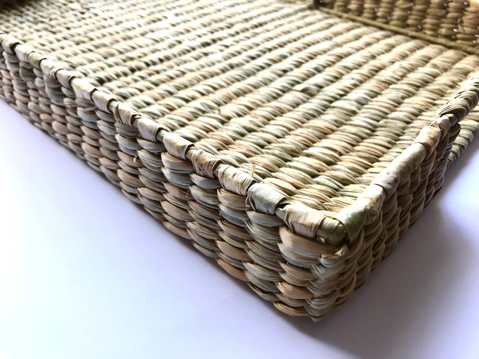 Mexico 1492: Woven skillfully by Michoacán artisans, using the chuspata (bulrush) fiber and the metallic frame that provides firmness. Ideal for a breakfast in bed or serving hot cup of coffee on a sofa in the afternoon, it brings an aroma and the feel of tropical plantations to any home around the world. Available in Large and Medium size.