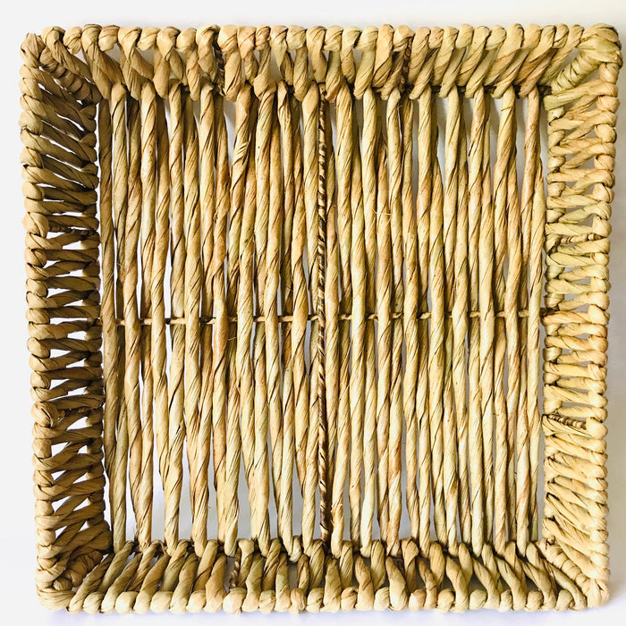 Mexico 1492 - A stunning tray made of chuspata fiber (bulrush) by skillful Michoacán artisans. The thick bulrush cords, woven around a metalic frame, offer a comfortable, rich, full texture of this beautiful, natural piece of craft.
