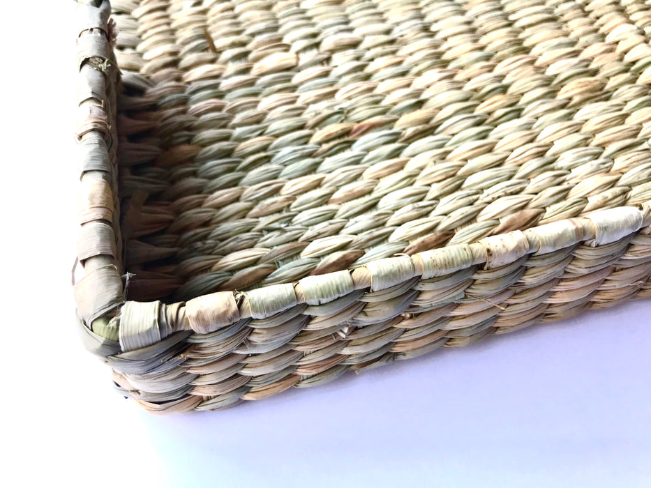 Mexico 1492: Woven skillfully by Michoacán artisans, using the chuspata (bulrush) fiber and the metallic frame that provides firmness. Ideal for a breakfast in bed or serving hot cup of coffee on a sofa in the afternoon, it brings an aroma and the feel of tropical plantations to any home around the world. Available in Large and Medium size.