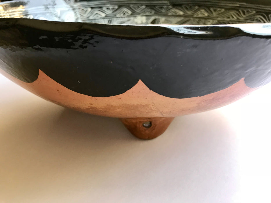 Mexico 1492: The talented young artisan Isabel from Guerrero created this amazing, large, black and white serving plate, hand painted with motifs of birds and greenery, and glazed. An eye-catcher, and a piece that brings the traditional folk art to the modern era in a seamless way. 
