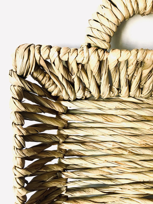 Mexico 1492 - stunning tray with handles made of chuspata fiber (bulrush) by skillful Michoacán artisans. The thick bulrush cords, woven around a metalic frame, offer a comfortable, rich, full texture of this beautiful, natural piece of craft.