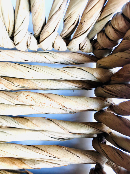 Mexico 1492 - A stunning tray made of chuspata fiber (bulrush) by skillful Michoacán artisans. The thick bulrush cords, woven around a metalic frame, offer a comfortable, rich, full texture of this beautiful, natural piece of craft.